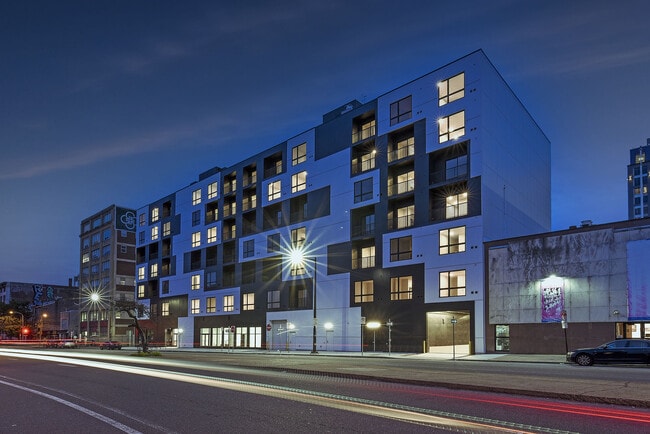 Exterior On Spring Garden Street Headed East - The Astir Callowhill