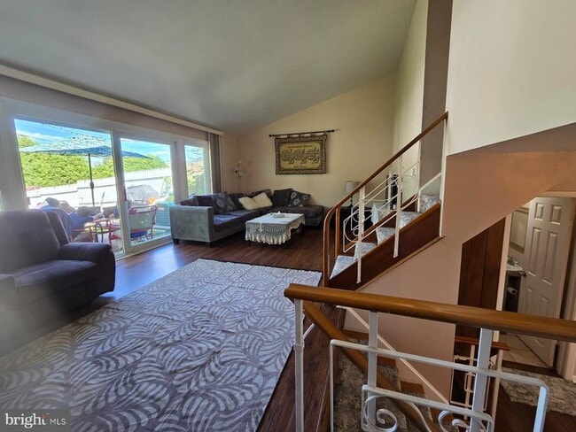 Building Photo - 647 Artwood Dr