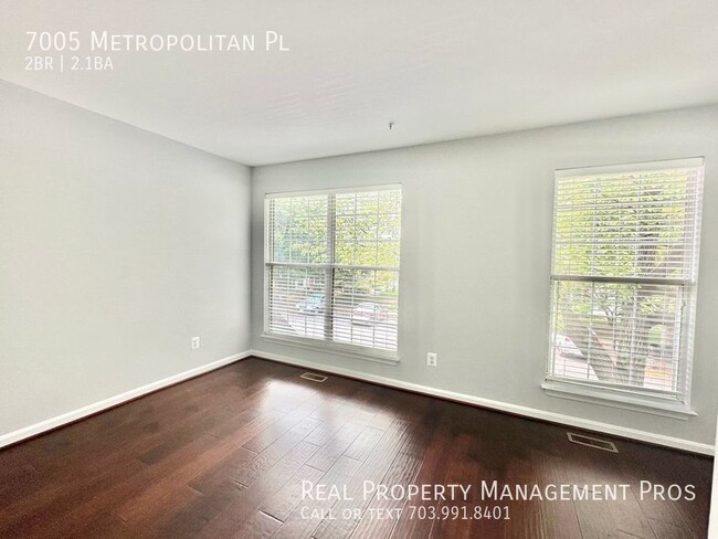 Building Photo - Gorgeous End Unit- Steps To Metro!