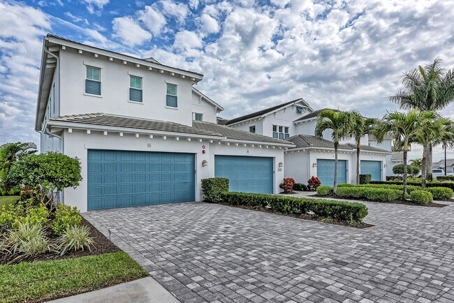 Building Photo - 2/2+Den Coach Home Available Annually!
