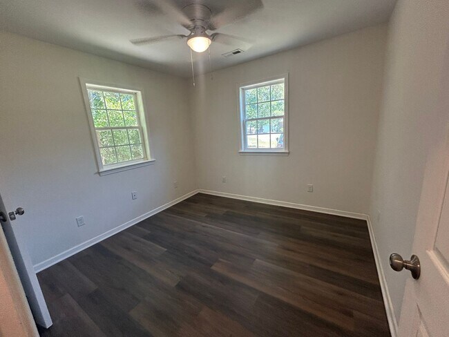 Building Photo - Charming 3 bedroom home located in the heart of Hampstead!