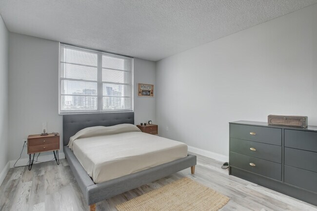 Building Photo - 500 Bayview Dr