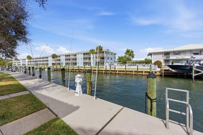 Building Photo - 1155 Lake Shore Dr