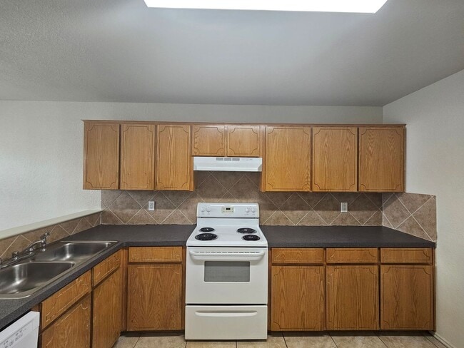 Building Photo - AVAILABLE NOW!