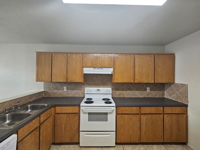 Building Photo - HUD / SECTION 8 ACCEPTED - MOVE IN READY!