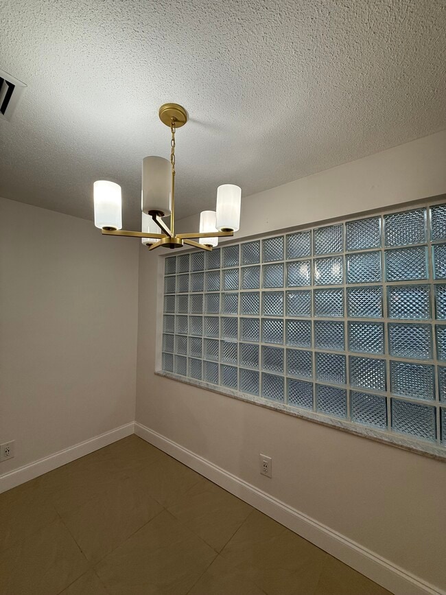 Building Photo - 1481 Barry St