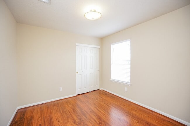 Building Photo - 822 Hyacinth Pl