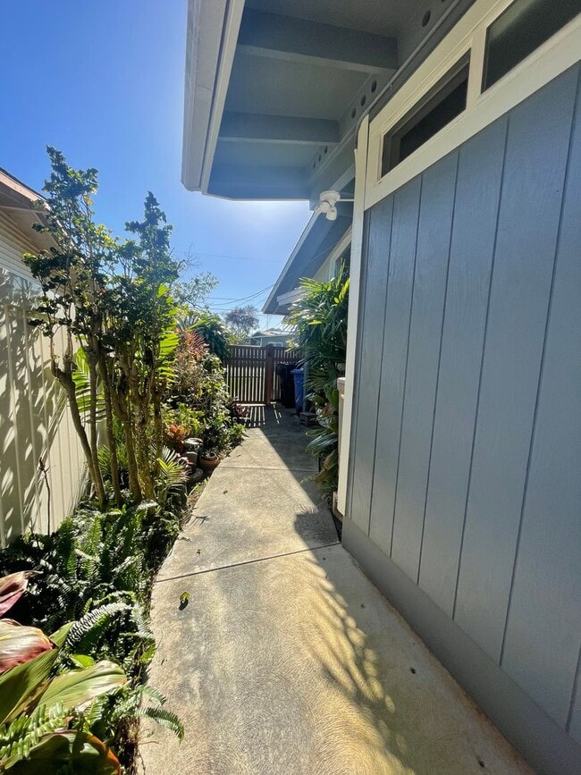 Building Photo - SINGLE LEVEL ONE BEDROOM DUPLEX UNIT IN KAILUA