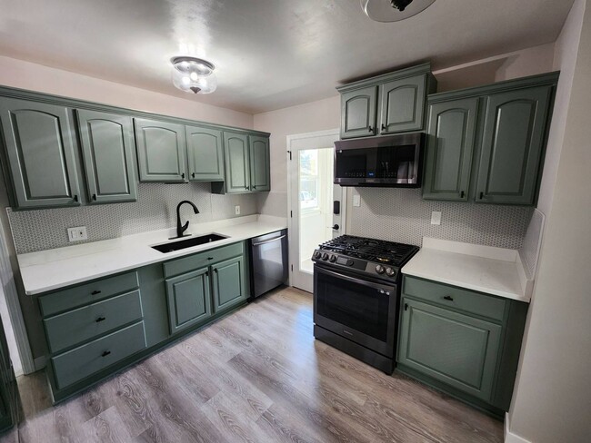 Building Photo - Newly Renovated 3-Bedroom Property in Prim...
