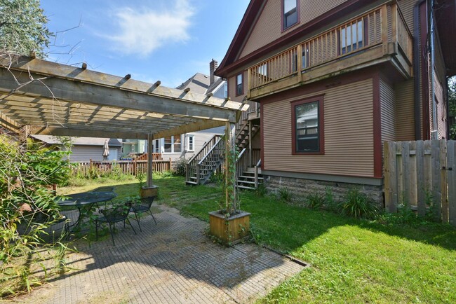 Building Photo - 1621 Laurel Ave
