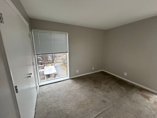 Building Photo - NEWLY AVAILABLE - RENOVATED 3 BR UNIT IN T...