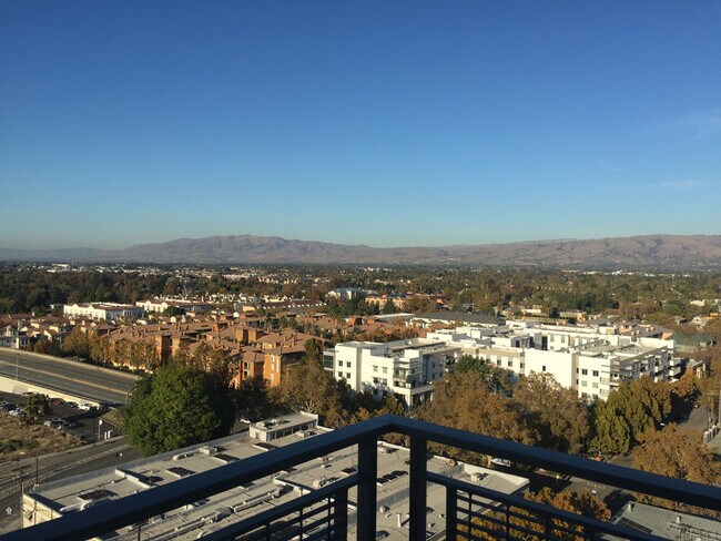 Building Photo - Fantastic 2 Bed/2Bath Penthouse with Panor...