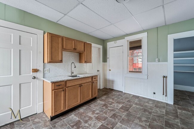 Building Photo - 464 Pleasant St