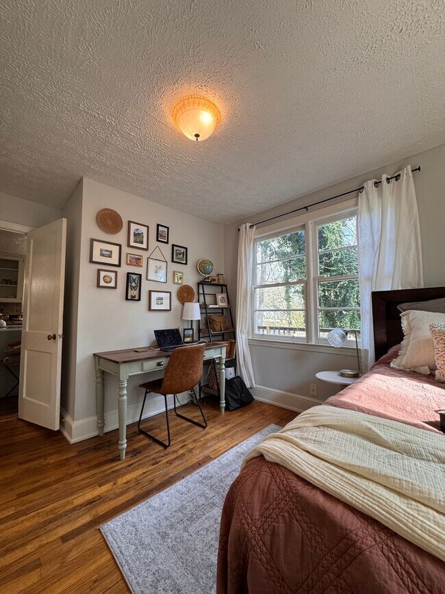 Building Photo - Cozy Two-Bedroom Furnished Bungalow