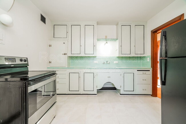 Building Photo - 1315-1325 6th Ave