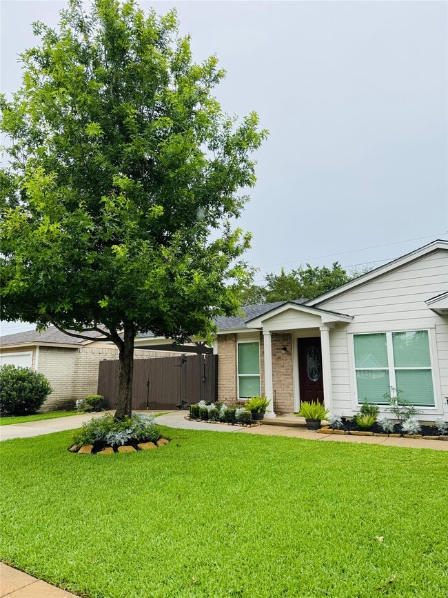 Building Photo - 24131 4 Sixes Ln