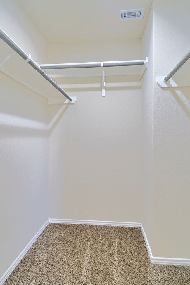 Building Photo - Hunters Ranch Beauty! 3 Bedroom 2 1/2 Bath Townhome