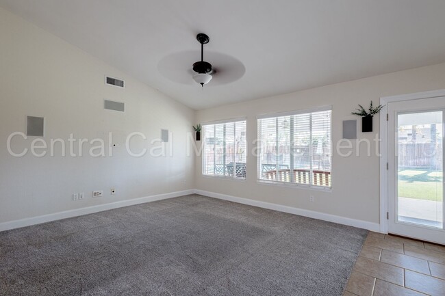 Building Photo - 3 Bedroom/2 Bath Home with Paid Solar and ...