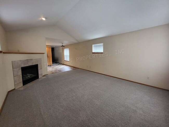 Building Photo - 3bd 2 ba Townhouse w/Washer/Dryer in Unit, Yard and Garage!