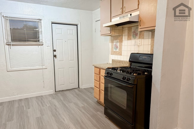 Building Photo - 2Bed/1Bath Apartment at Camelback Rd/Central Ave! Move-In Ready on 06/04/2026! – NO HOA!