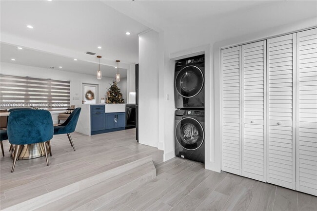 Building Photo - 6860 SW 37th St