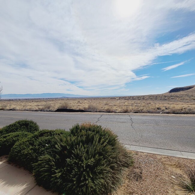 Building Photo - 3 bed 2 bath home in Huning Ranch!