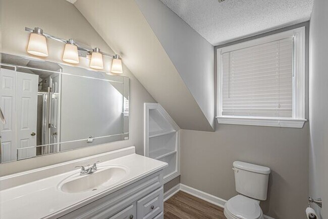 Building Photo - NW Large Updated Home! LR, DR, Den, FP, Ha...