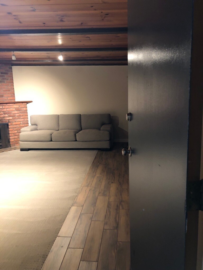 Entry - 828 Bayview Dr