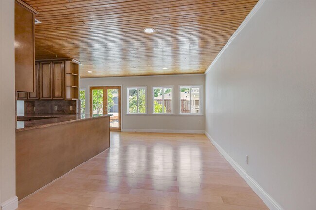 Building Photo - Family Home and In-Law Unit for Rent