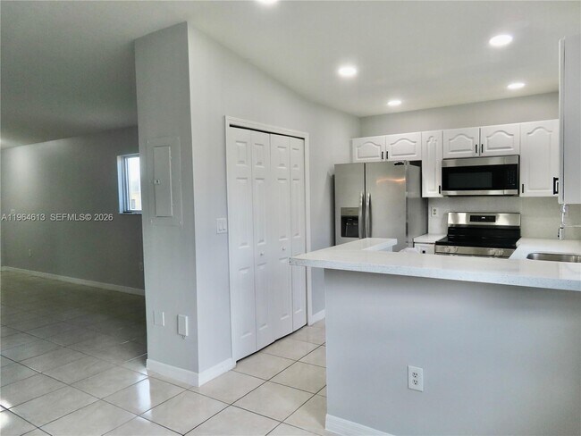 Building Photo - 3398 NE 9th Dr