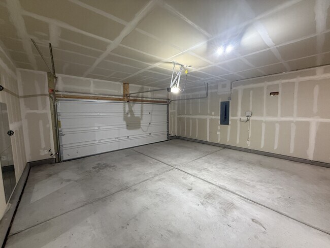 Building Photo - 6624 Yawkey Way NE