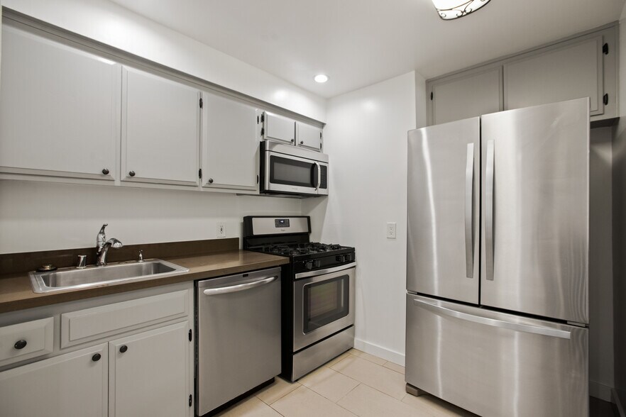 Building Photo - 9910 Robbins Dr