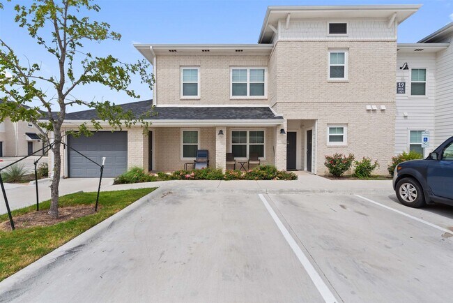 Building Photo - 1101 Halsey Dr