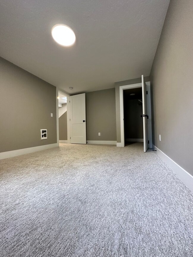 Building Photo - Gorgeous PET FRIENDLY fully remodeled house