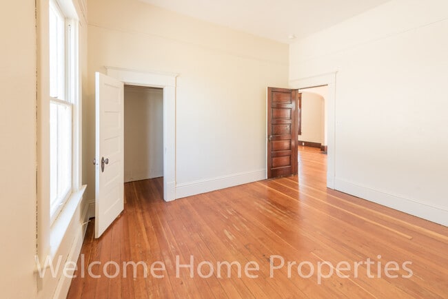 Building Photo - Classic 2 Bedroom Home with Tall Ceilings