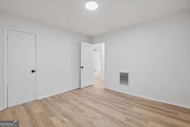 Building Photo - 608 N College Dr