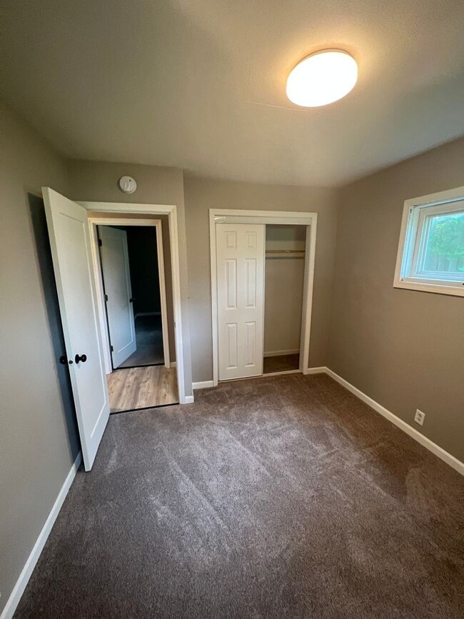 Building Photo - 3 Bed/2 Bath House for Rent! NO APPLICATIO...