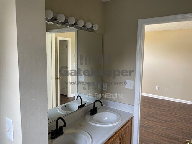 Building Photo - 10564 Village Landing