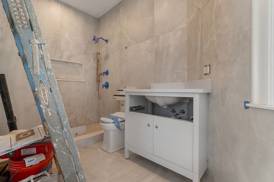 Building Photo - 1370 Beacon St