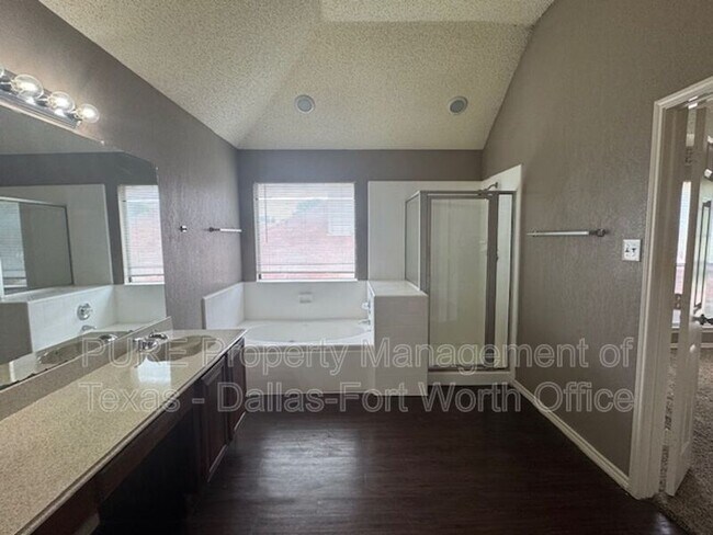 Building Photo - 1404 Straus Rd