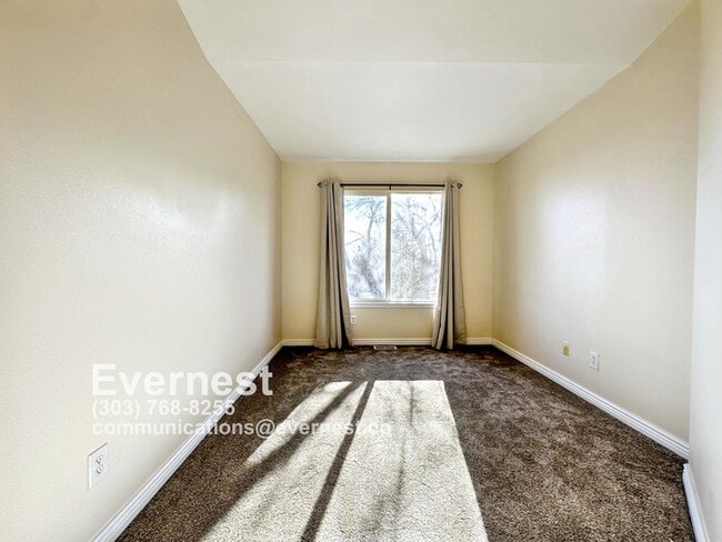 Building Photo - Modern 3-Bedroom Home with Ideal Location ...