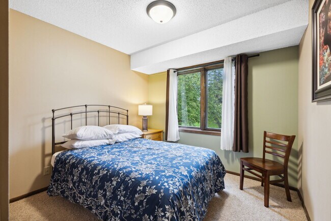 Building Photo - 2738 Chertsey Dr