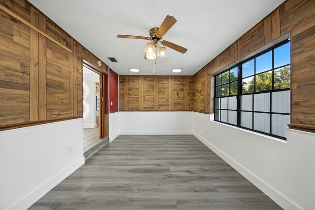 Building Photo - 4613 W Fair Oaks Ave