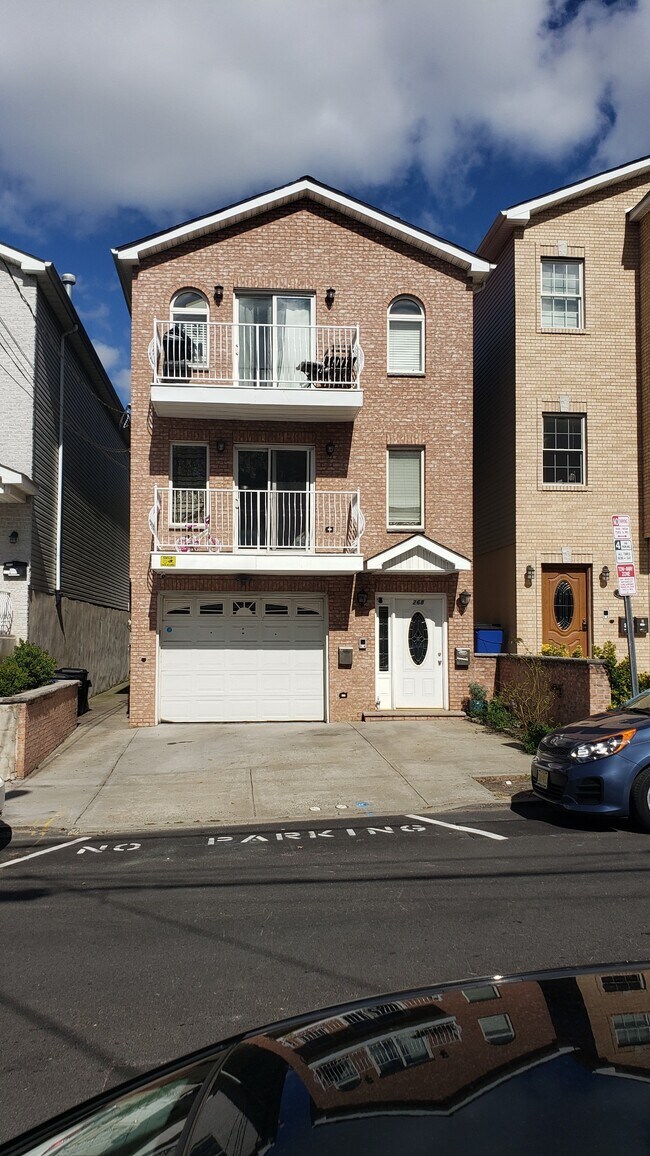 Primary Photo - 268 Hutton St