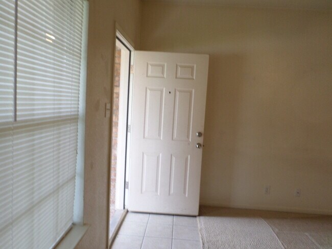 Building Photo - 1310 Chips Dr