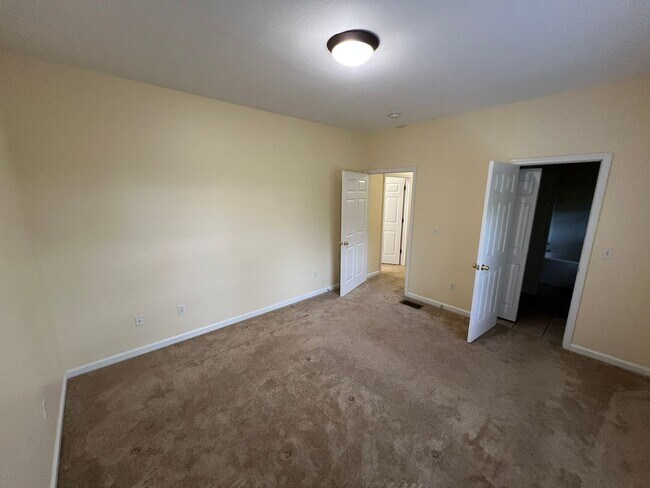 Building Photo - Arden 3 bed Townhome: Commuter's Wishlist