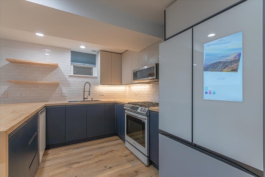 Building Photo - 1732 W Beach Ave