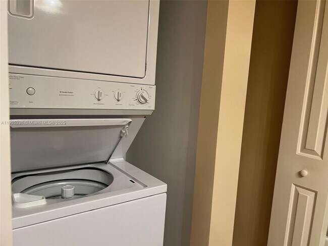 Building Photo - 511 SE 5 Ave