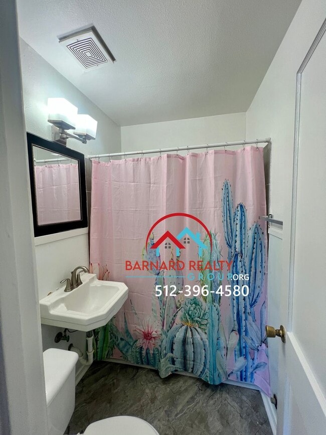 Building Photo - Available: Charming 2 Bedroom 1 Bath with ...