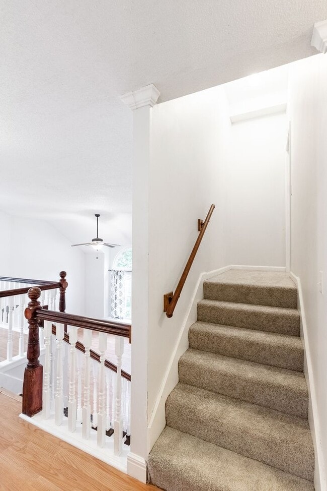 Building Photo - 4 Bed home in Olathe- Quick access to I-35